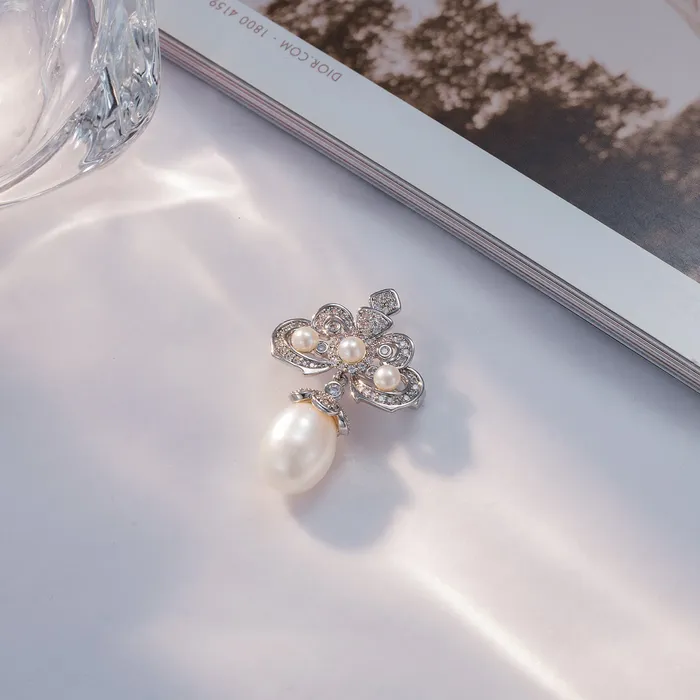 Pearly Lustre Necklaces Passion for Life Freshwater Pearl Brooch WC00057