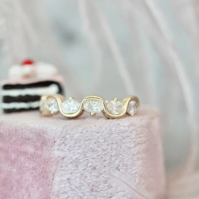 Rings ZahnZ Fine Jewelry Vanilla Soft Serve Oval Cut Diamond Band