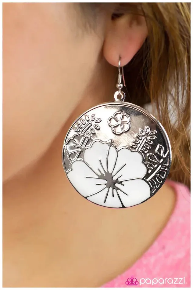 Paparazzi Earring Welcome to Paradise White Paparazzi Jewelry Earrings