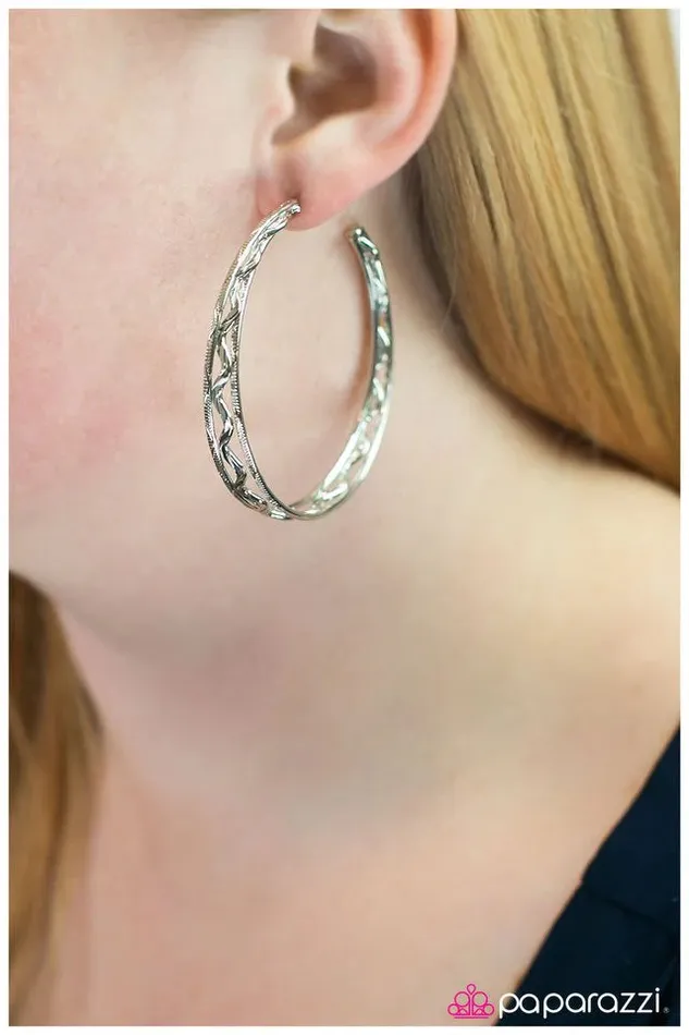 Paparazzi Jewelry Earrings Paparazzi Earring Chasing Daylight Silver