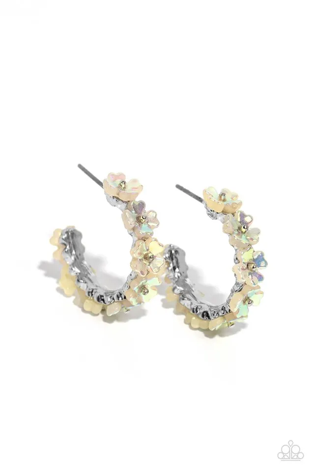 Paparazzi Jewelry Earrings Paparazzi Earring Floral Focus White Paparazzi Jewelry Earrings Paparazzi Earring Floral Focus White