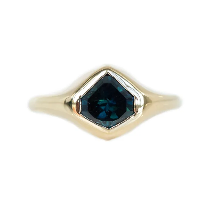 Anueva Jewelry Rings 155ct Shield Sapphire Signet Ring In 18k Yellow Gold