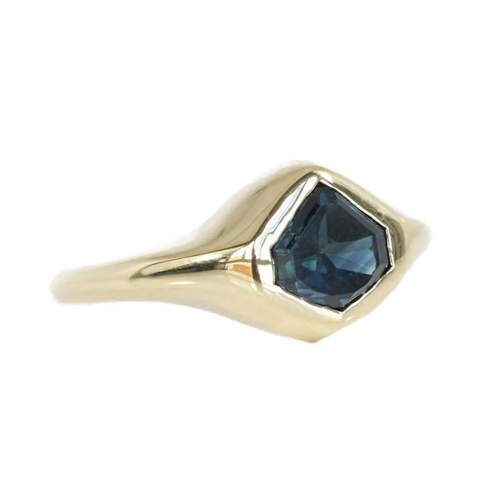 Anueva Jewelry Rings 155ct Shield Sapphire Signet Ring In 18k Yellow Gold
