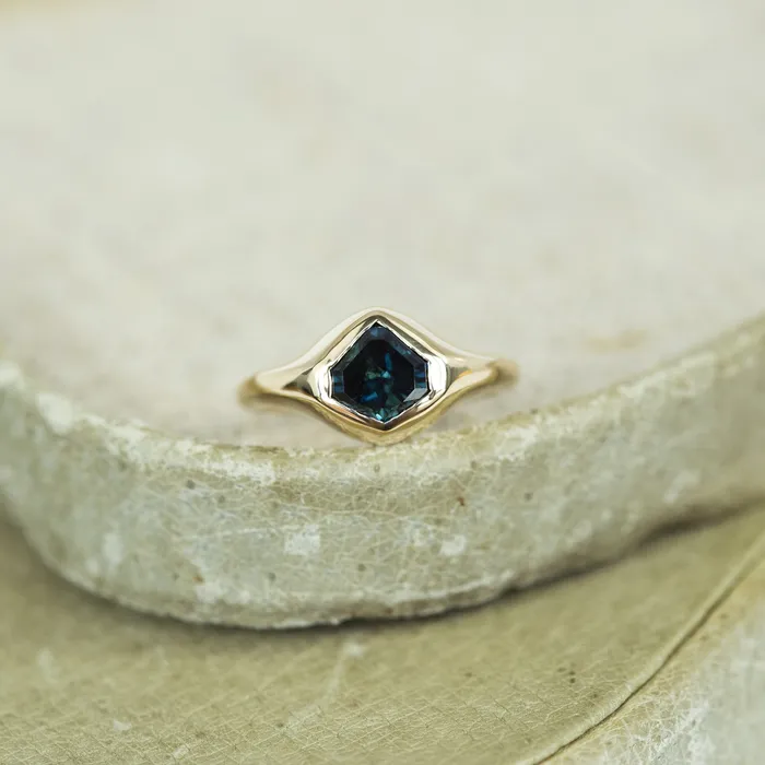 Anueva Jewelry Rings 155ct Shield Sapphire Signet Ring In 18k Yellow Gold