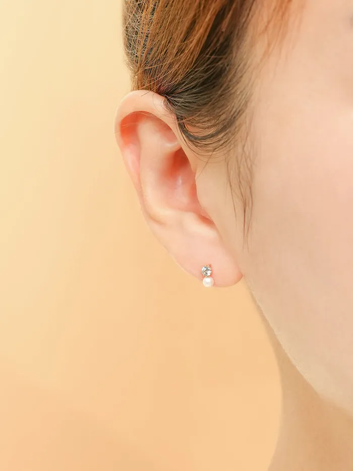 Earrings MinimalBijoux 14K Gold Point Cubic Pearl Internally Threaded Labret Piercing 18G16G