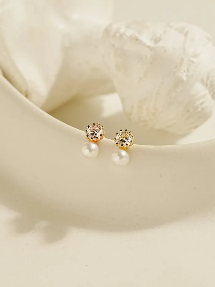 Earrings MinimalBijoux 14K Gold Point Cubic Pearl Internally Threaded Labret Piercing 18G16G