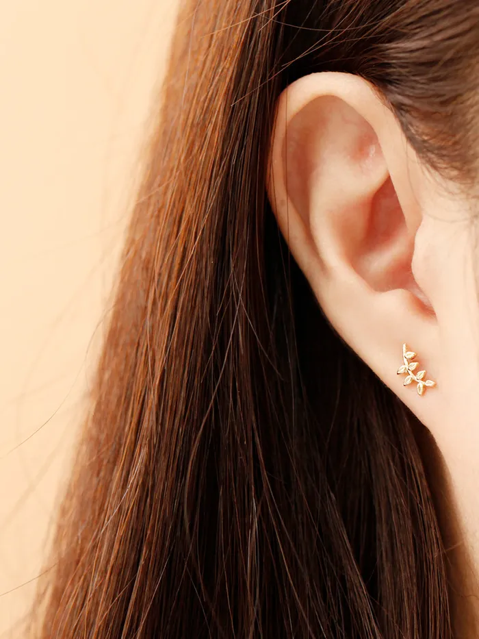 MinimalBijoux Rings 14K Gold Simple Leaf Internally Threaded Labret Piercing 18G16G