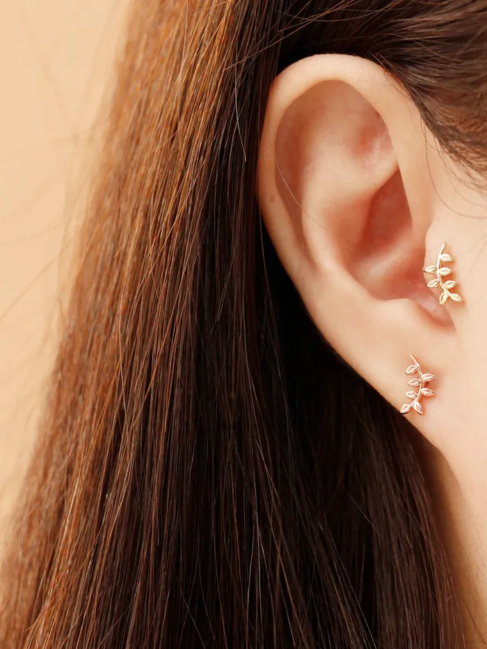 MinimalBijoux Rings 14K Gold Simple Leaf Internally Threaded Labret Piercing 18G16G