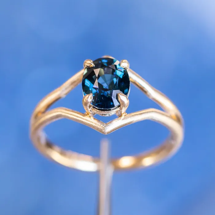 Rings Daniel Stair 155ct Oval Sapphire Negative Space V Band Solitaire in 18k Yellow Gold