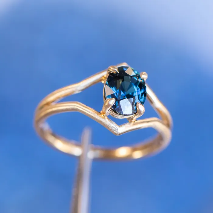 Rings Daniel Stair 155ct Oval Sapphire Negative Space V Band Solitaire in 18k Yellow Gold