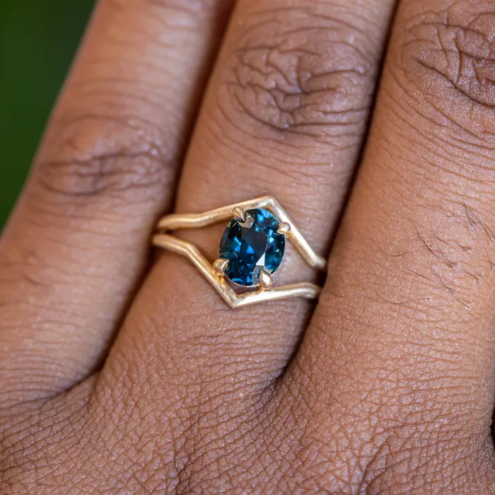 Rings Daniel Stair 155ct Oval Sapphire Negative Space V Band Solitaire in 18k Yellow Gold