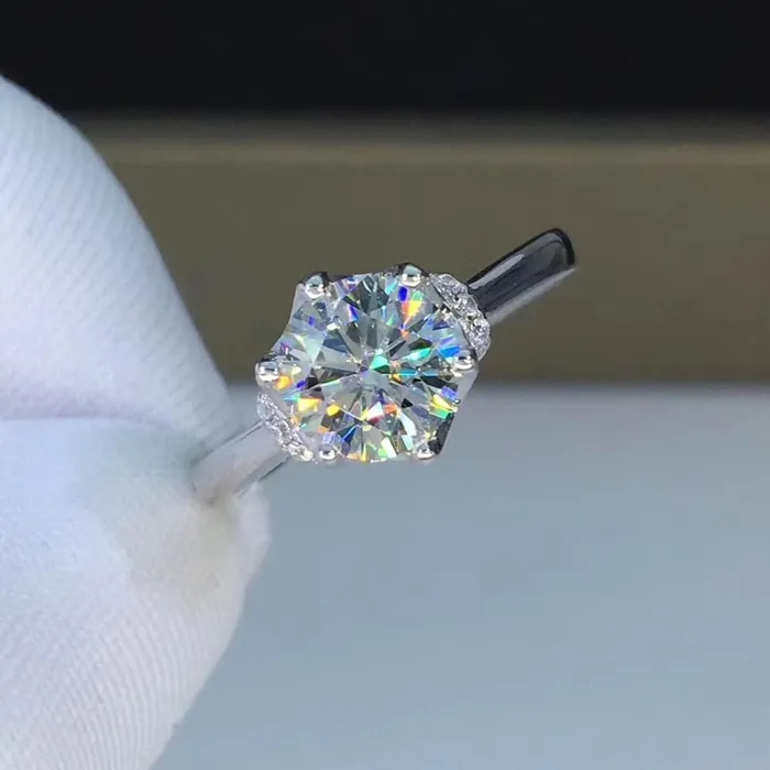 Platinum Plated Silver Halo Moissanite Ring 05ct or 1ct Luxus Moissanite Rings Jewelry Rings