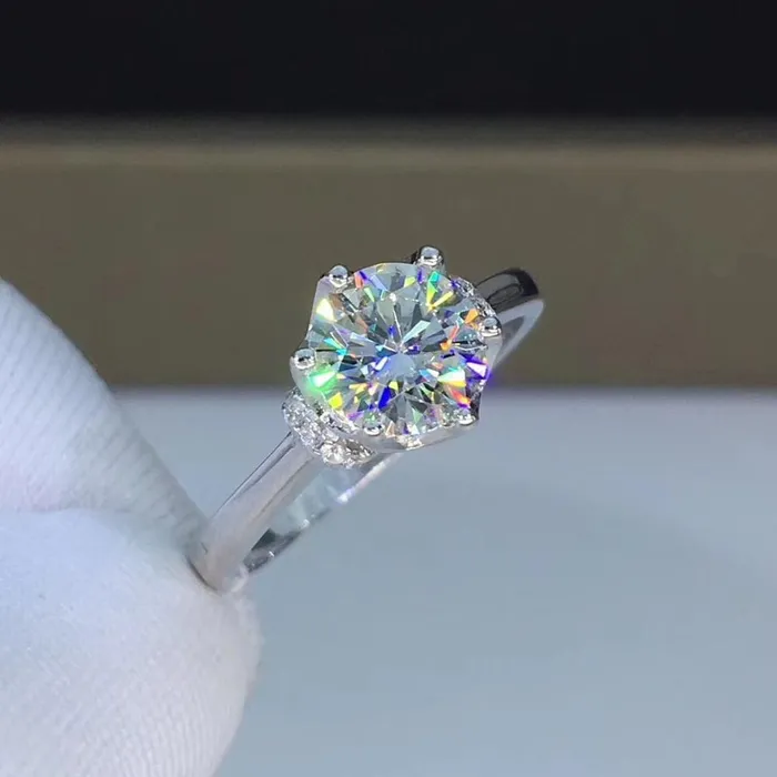 Platinum Plated Silver Halo Moissanite Ring 05ct or 1ct Luxus Moissanite Rings Jewelry Rings